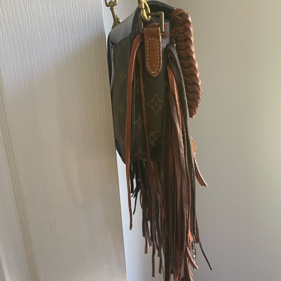 Louis Vuitton Boho Style by Agape Customs World Traveler Messenger Bag-Authentic - Picture 3 of 13